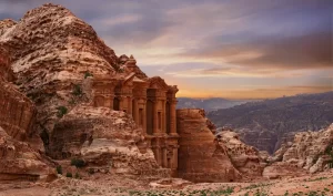 Vista do mesteiro em Petra, uma cidade histórica e arqueológica localizada