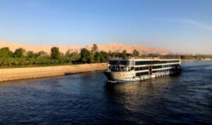 Cruzeiro nazegando no Rio Nilo em Assuan. Pacote para desfrutar do Egito Clássico e cruzeiro no Nilo por 11 dias