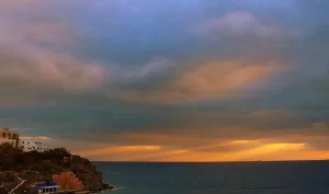 As belezas das ilhas gregas não se resumem a Santorini e Mykonos, quando estiver planejando uma viagem para Grécia considere incluir em seu roteiro a ilha de Siros.