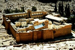 Vista panoramica ao Mosteiro da santa catarina no monte sinai. Descobre mais no roteiro do Egito Incrível incluindo o Monte Sinai por 14 dias.